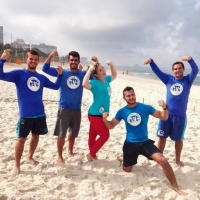 Ex-BBBs Maria Claudia e Matheus começam treino funcional na praia: 'Incrível'