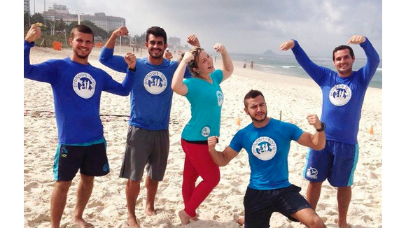 Ex-BBBs Maria Claudia e Matheus começam treino funcional na praia: 'Incrível'