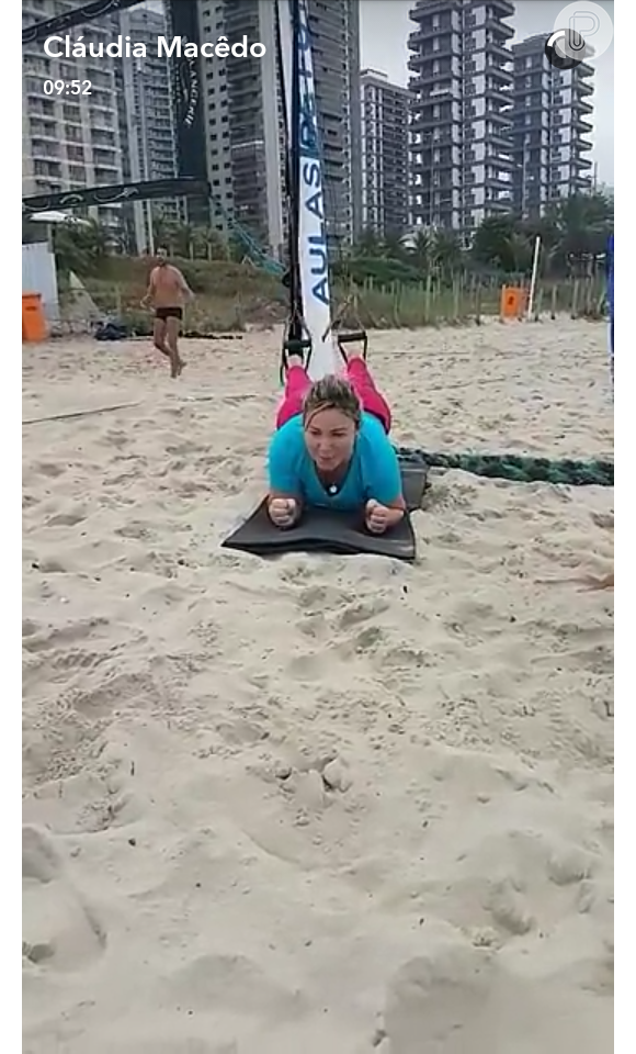 Ex-BBBs Maria Claudia começou o treino de funcional na praia da Barra e compartilhou no Snapchat os exercícios