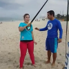 Ex-BBBs Maria Claudia conta com ajuda de professor para malhar na praia da Barra