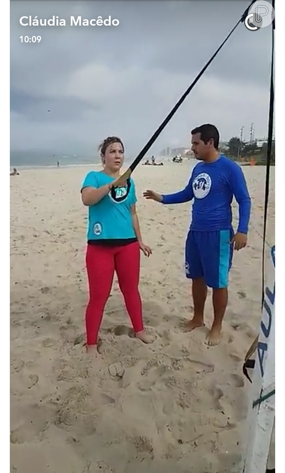 Ex-BBBs Maria Claudia conta com ajuda de professor para malhar na praia da Barra