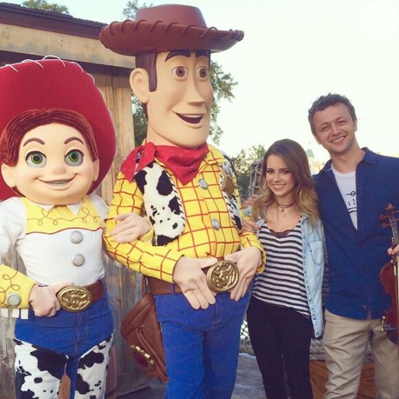 Sandy e Lucas Lima estiveram recentemente na Disney, onde se divertiram nos parques