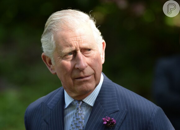 Príncipe Charles é flagrado por revista beijando outro homem. Veja fotos!