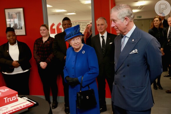 Publicação afirma que a rainha Elizabeth II está arrasada com a divulgação das fotos do filho, príncipe Charles, beijando outro homem