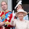 A revista 'Globe' afirma que a rainha Elizabeth II estaria cogitando ignorar a linha sucessória e entregar a coroa ao neto, príncipe William