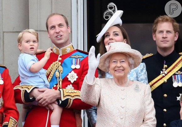 A revista 'Globe' afirma que a rainha Elizabeth II estaria cogitando ignorar a linha sucessória e entregar a coroa ao neto, príncipe William