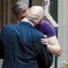Príncipe Charles é flagrado por revista beijando outro homem