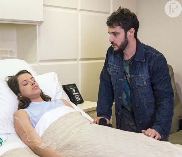 Giovanni (Jayme Matarazzo) visita Camila (Agatha Moreia) no hospital e ela volta do coma, na novela 'Haja Coração'