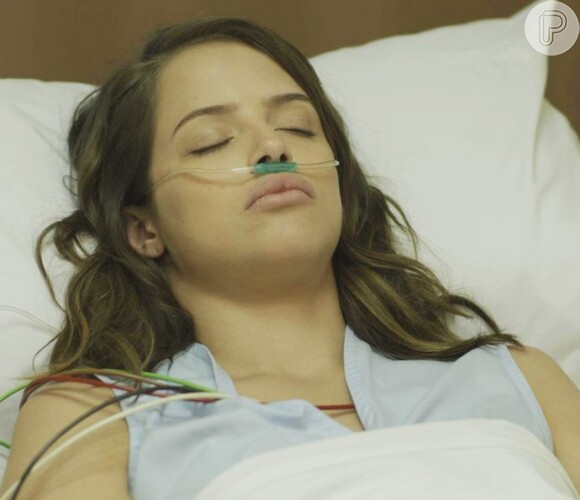 Camila (Agatha Moreia) perde a memória e muda de personalidade após o acidente, na novela 'Haja Coração'