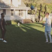 Justin Bieber e Neymar jogam bola na casa do cantor: 'De bobeira'. Veja vídeo!