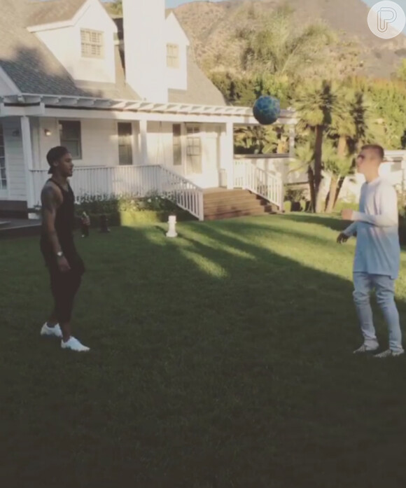 Justin Bieber e Neymar jogam bola juntos na casa do cantor: 'Neymar e eu de bobeira no meu quintal', legendou Justin