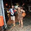 Preta Gil e o marido, Rodrigo Godoy, protegem Sol de Maria, neta da cantora, da chuva no Rio, nesta quinta-feira, 2 de junho de 2016, no Rio