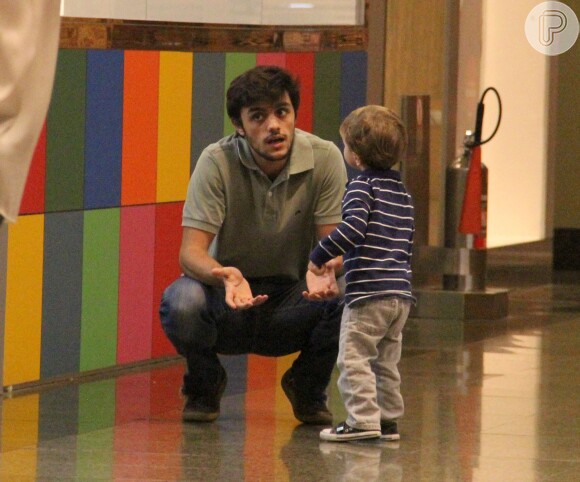 Felipe Simas também foi fotografado na companhia do filho, Joaquim, de dois anos, durante o passeio em um shopping do Rio de Janeiro