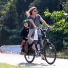 Passeando de bicicleta, Fernanda Lima curte a companhia do filho ao mesmo tempo em que mantém a boa forma