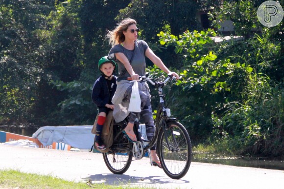 Passeando de bicicleta, Fernanda Lima curte a companhia do filho ao mesmo tempo em que mantém a boa forma