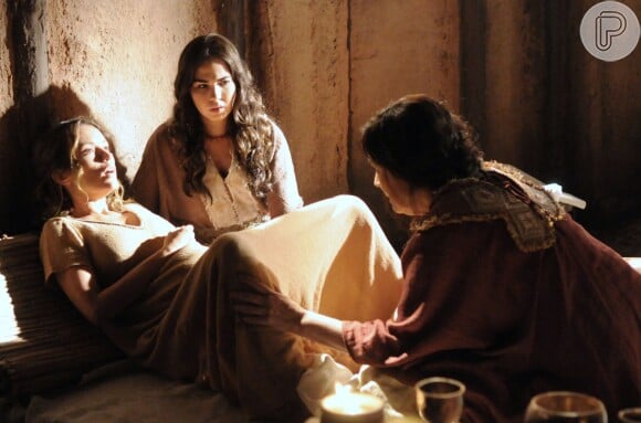 Leila (Juliana Didone) dá à luz na casa de Dorcas (Nina de Pádua) após ser comprada como escrava por Rishon (Roney Vilela), na novela 'Os Dez Mandamentos - Nova Temporada'
