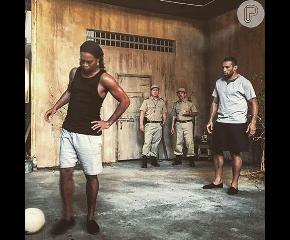Ronaldinho Gaúcho brinca com uma bola nos bastidores do longa 'Kickboxer'