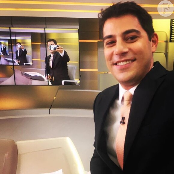 Evaristo Costa posta selfie nos bastidores do 'Jornal Hoje'