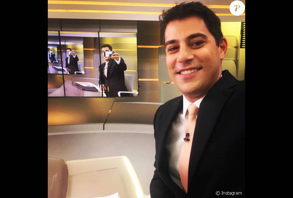 Evaristo Costa Posta Selfie Nos Bastidores Do Jornal Hoje Purepeople 3183