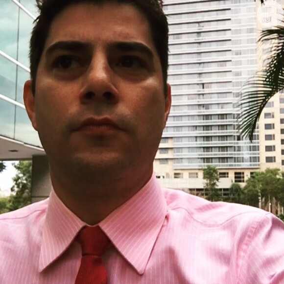 Evaristo Costa arranca elogio dos fãs ao usar blusa rosa: 'Meu eterno crush'
