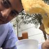 Evaristo Costa posta selfie comendo pastel e caldo de cana e arranca elogios de fãs: 'Simpatia pura'