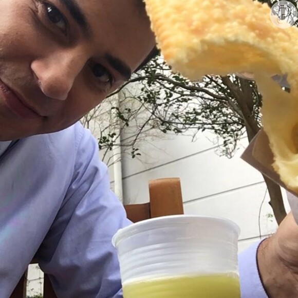 Evaristo Costa posta selfie comendo pastel e caldo de cana e arranca elogios de fãs: 'Simpatia pura'