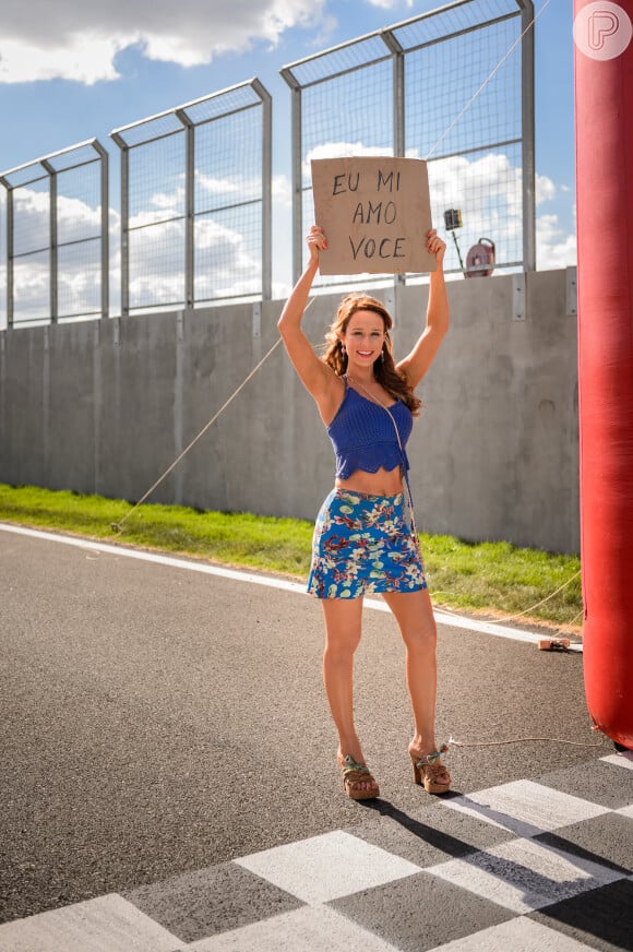 Tancinha (Mariana Ximenes) entra na pista e na tentativa de desviar dela Apolo (Malvino Salvador) acaba indo para os boxes em que está a equipe de avaliação, na novela 'Haja Coração'