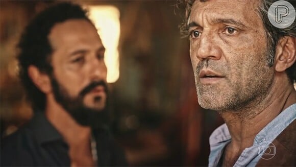 Santo (Domingos Montagner) diz que vai falar com Miguel (Gabriel Leone), contrariando o irmão, na novela 'Velho Chico'
