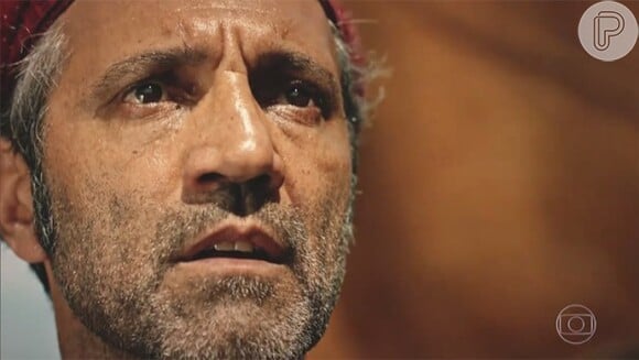 A fisionomia de Santo (Domingos Montagner) muda quando ele vê o rosto de Miguel (Gabriel Leone), na novela 'Velho Chico'