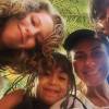 Giovanna Antonelli posa com os três filhos, Pietro, Antônia e Sofia, em parque da Disney