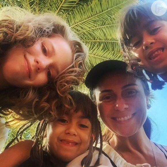 Giovanna Antonelli posa com os três filhos, Pietro, Antônia e Sofia, em parque da Disney