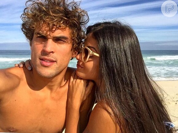 Felipe Roque se declarou à namorada, Aline Riscado, com foto no Instagram