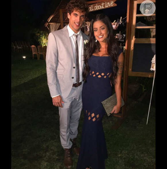 Aline Riscado posa com Felipe Roque em casamento, em 4 de junho de 2016