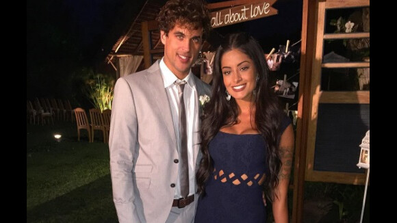 Aline Riscado posa em casamento ao lado do namorado, Felipe Roque: 'Meu amor'