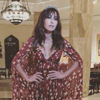 Sabrina Sato usa look decotado de grife em festival no Marrocos: 'Party time'