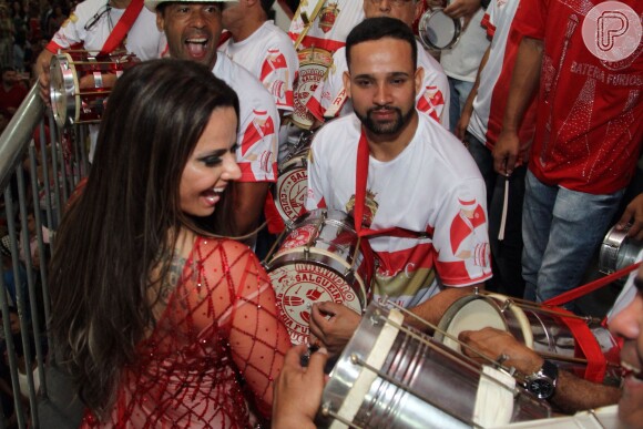 Viviane Araújo toca tamborim com a bateria do Salgueiro e fã elogia: 'Soberana'. Escola de samba recebeu o público na noite de sábado, 04 de junho de 2016