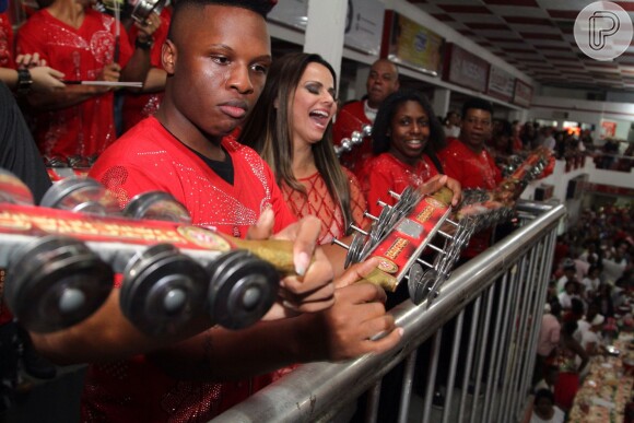 Viviane Araújo toca tamborim com a bateria do Salgueiro e fã elogia: 'Soberana'. Escola de samba recebeu o público na noite de sábado, 04 de junho de 2016