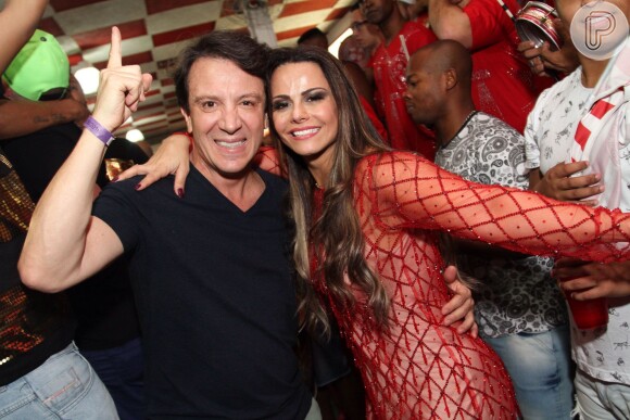 Viviane Araújo toca tamborim com a bateria do Salgueiro e fã elogia: 'Soberana'. Escola de samba recebeu o público na noite de sábado, 04 de junho de 2016