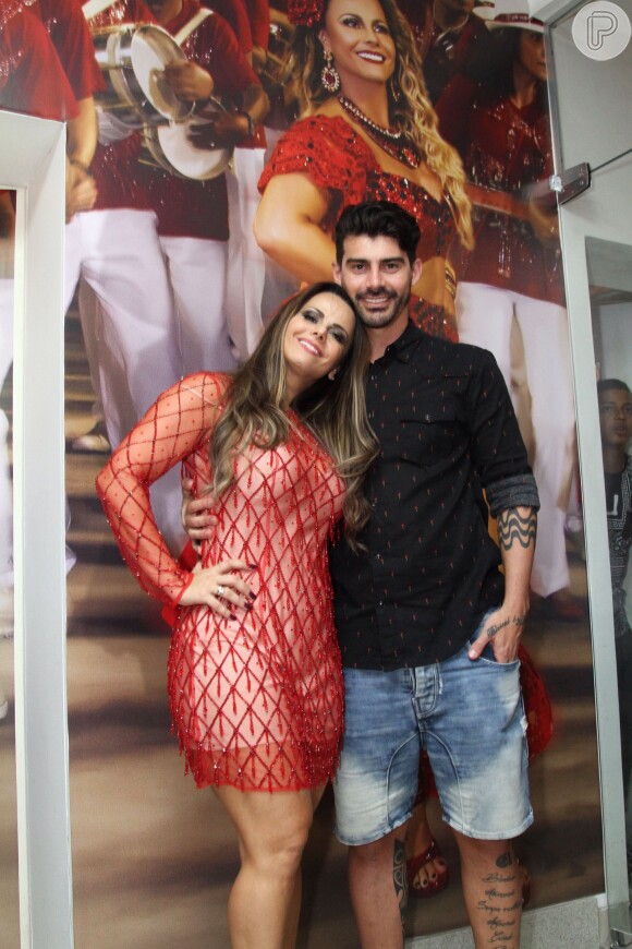 Viviane Araújo toca tamborim com a bateria do Salgueiro e fã elogia: 'Soberana'. Escola de samba recebeu o público na noite de sábado, 04 de junho de 2016