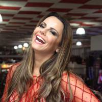 Viviane Araújo toca tamborim com a bateria do Salgueiro e fã elogia: 'Soberana'