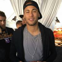 Neymar, de férias, vai a segundo jogo da final da NBA nos Estados Unidos