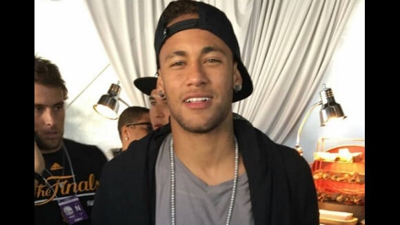 Neymar, de férias, vai a segundo jogo da final da NBA nos Estados Unidos