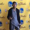 Neymar posa na chegada à Oracle Arena, em Oakland, na Califórnia