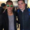 Neymar posa com fã no aeroporto de Los Angeles