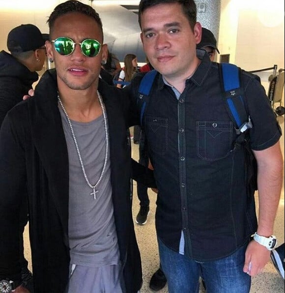 Neymar posa com fã no aeroporto de Los Angeles