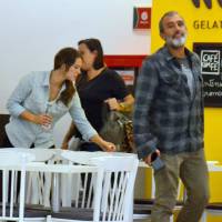 Paolla Oliveira passeia com o namorado, Rogério Gomes, em shopping do Rio
