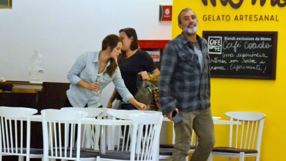 Paolla Oliveira passeia com o namorado, Rogério Gomes, em shopping do Rio