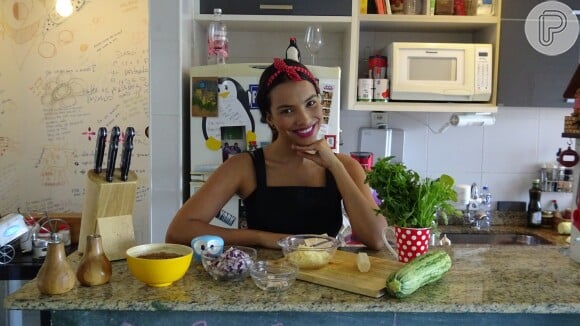 Protagonista da novela 'Escrava Mãe', Gabriela Moreyra mostra como fazer lasanha sem prejudicar a dieta