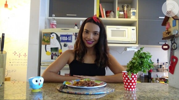 Gabriela Moreyra, protagonista da novela 'Escrava Mãe', prepara lasanha sem carboidrato. Aprenda!