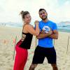 Ex-BBBs Matheus e Maria Claudia começaram treino funcional na praia